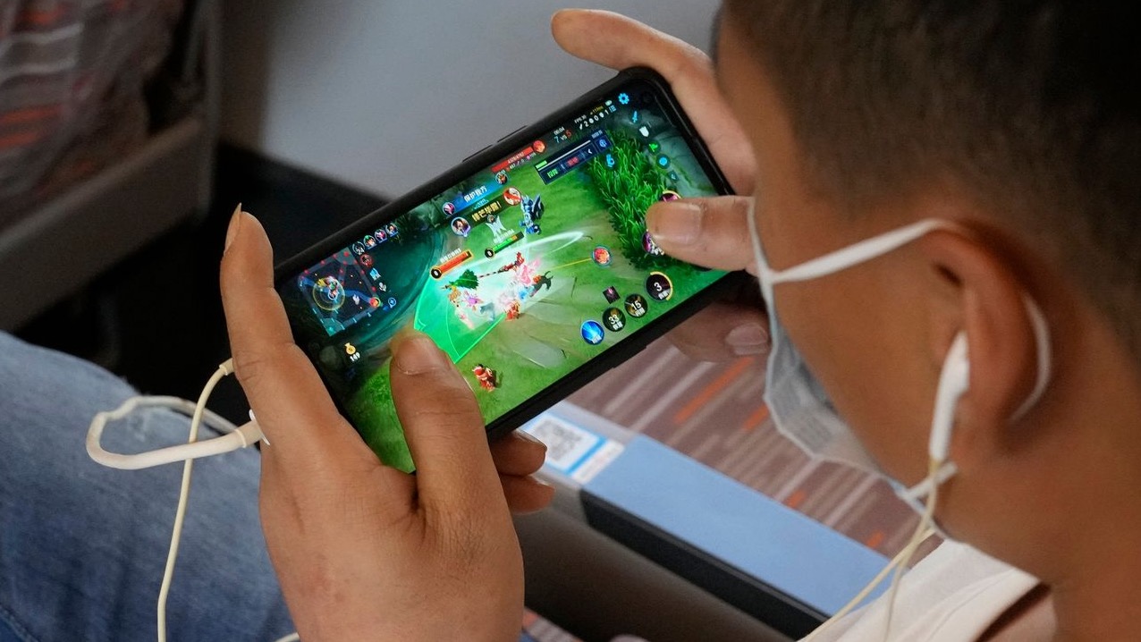 China’s Regulations Aim to Limit Spending in Online Games; Sharp Decline in Tencent and NetEase Stocks